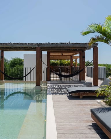 Piscina en la azotea con hamacas, tumbonas y vistas a la selva en SAMARE, La Veleta