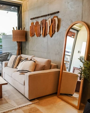 Villa en la ladera con piscina infinita y vistas a la playa, palmeras y montañas