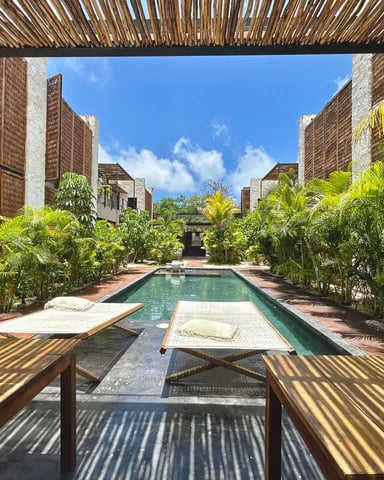 Tres fotos enmarcadas de alojamientos vacacionales: calle empedrada con buganvillas rosas, piscina infinita con vistas al océano al atardecer y terraza con techo de paja frente al mar