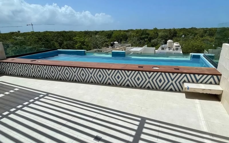 Piscina en la azotea de Aldea Blu